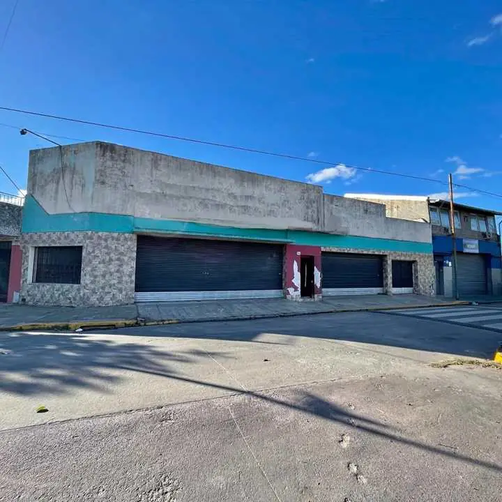 Perito Moreno 3300, CABA / alquiler Local 300m2 / oficinas baños / $2.500.000