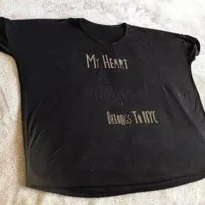 Remera Negra con apliques talle Medio amplio . Usada muy buen estado