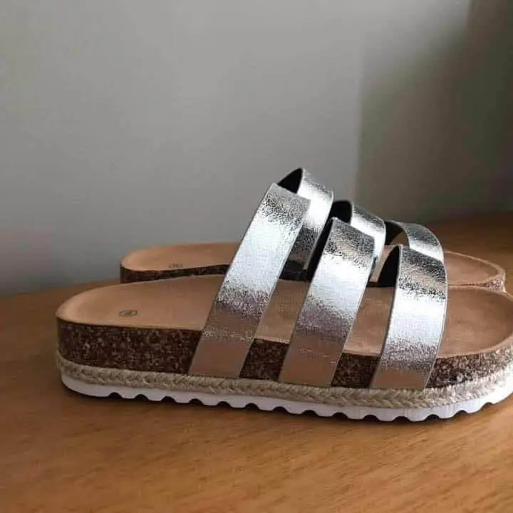 Panchas Femeninas con Tiras Plateadas Talle 39. Nuevas