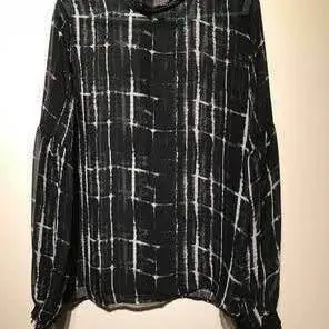 Camisa de Mujer Gasa estampada cuello Gipiur . Talle Mediano. NUEVA