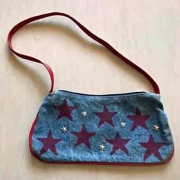 Cartera pequeña con apliques de Estrellas de metal
