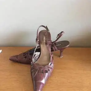 Zapatos Stilettos Marrones de Cuero Vacuno Prune. Muy Fino Diseño. Talle 38. Poco Uso