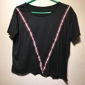 Remera manga corta con dibujo en V . Talle mediano NUEVA