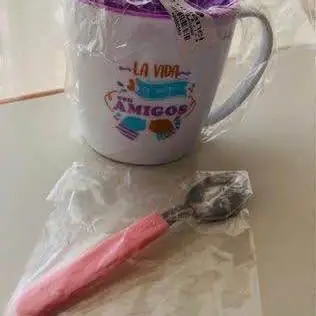Taza Amistad incluye 1 cuchara. Material plástico