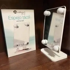 Espejo Táctil con Luz Led. Nuevo Nonincluye Pilas)