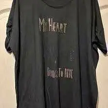 Remera Negra con apliques talle Medio amplio . Usada muy buen estado