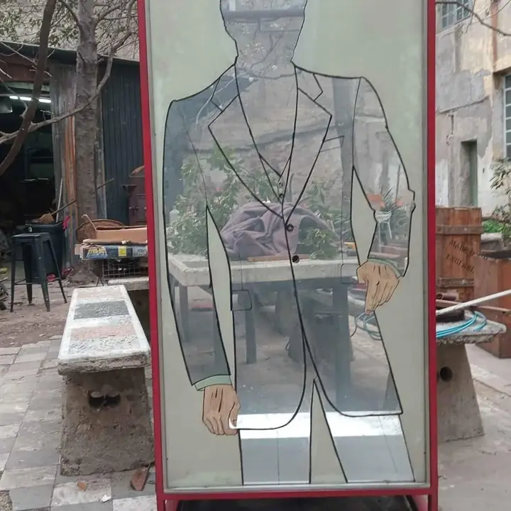Antiguo exibidor de traje