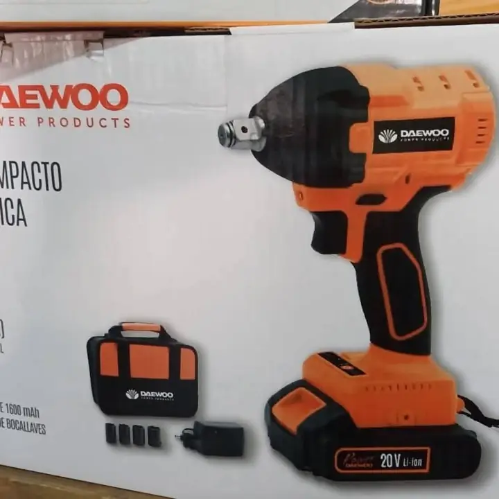 Llave de impacto 300nm tubos y una batería cargador y maletín Daewoo