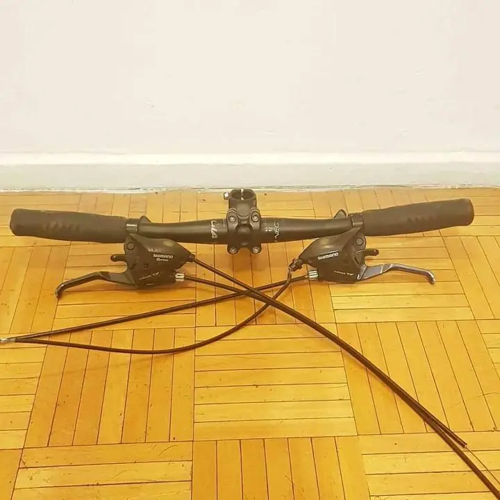 Manubrio,stem, transmisión 3x8 y orquilla con suspensión es 26