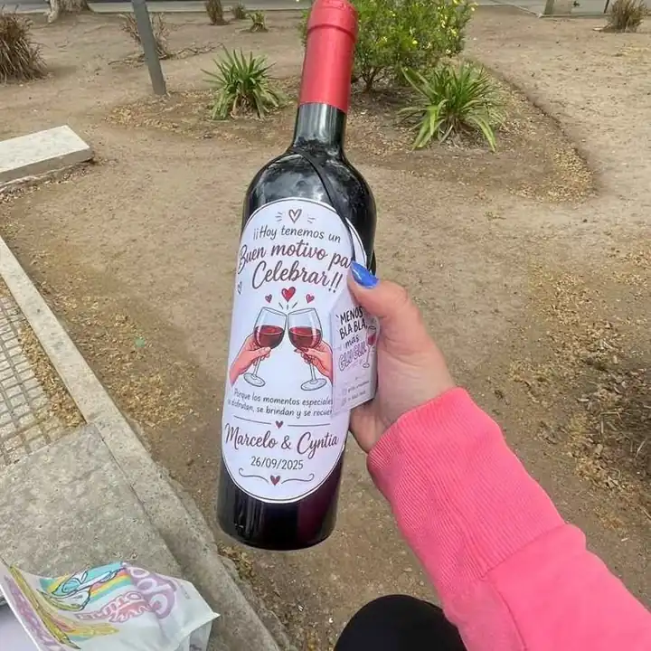 Vino personalizado regalo novios mamá papá