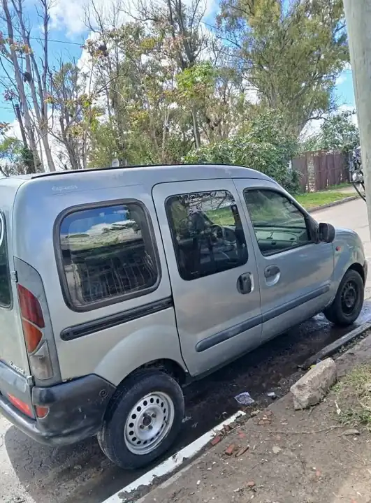 Vendo kangoo 1.9 diesel vidriada con asientos. Mod 2000.(EMBRAGUE ROTO)