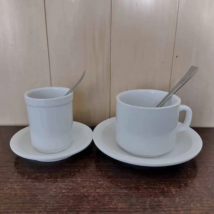 Taza desayuno y pocillo café con plato en porcelana - atención bares cafeteria restaurant