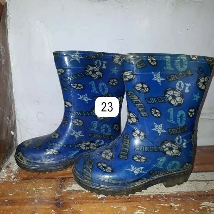 Campera y botas de lluvia