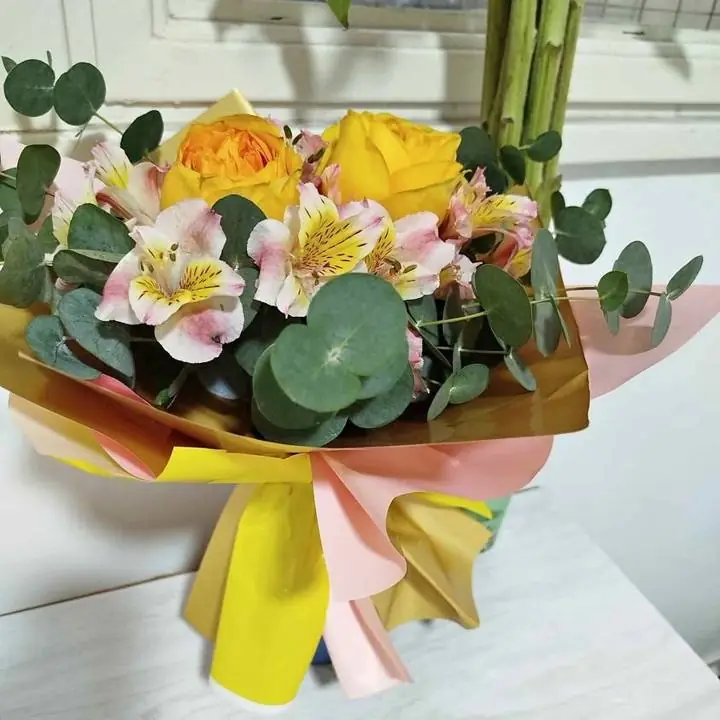 Flores amarillas rosas frescas ramo para regalar 21 de septiembre