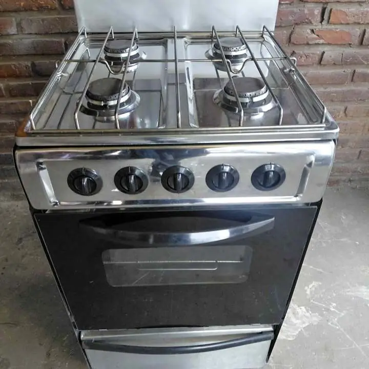 Cocina lista para usar en acero inoxidable andan las hornallas y el horno perfecto
