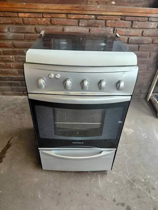 Cocina lista para usar andan las hornallas y el horno y luz y encendido tapa de vidrio