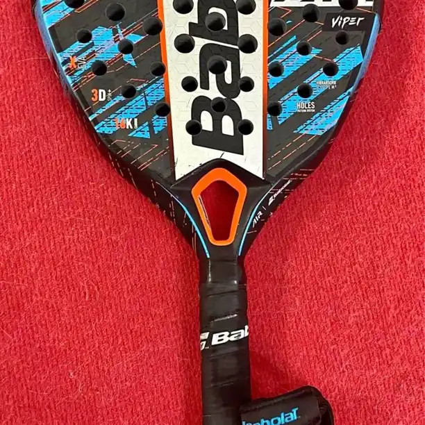 Paleta de Padel Babolat Air Viper 16k, tiene una reparación con fibra de carbono en el borde no afer