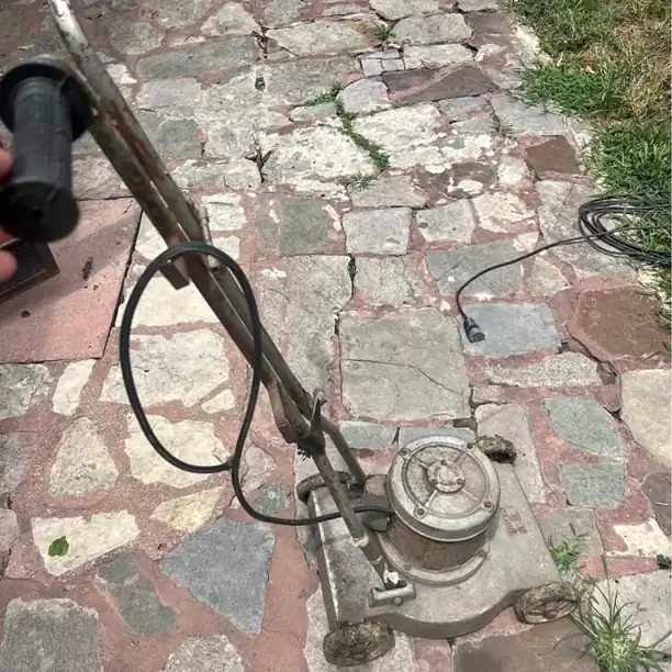 Máquina de cortar pasto antigua , hay que revisarla