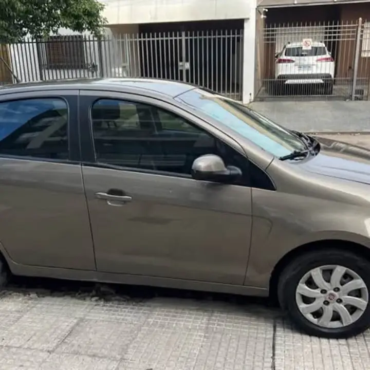 Fiat palio attractive 5P 1.4 8V con equipo GNC doy diferencia por volkwagen up o gol GNC