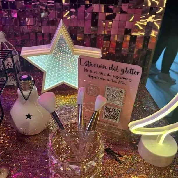 Bar de glitter + alquiler shimmer + alas de neón + carteles de neón