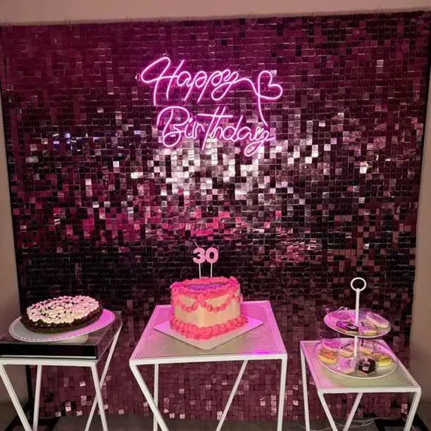 Alquiler shimmer wall+ cartel de neón+ alas de neón+ arco orgánico de globos+ mesas
