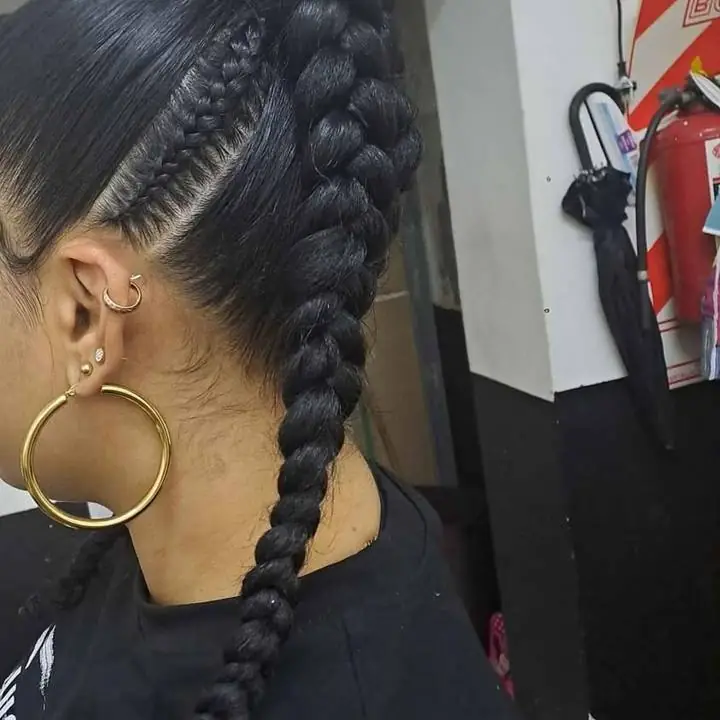 Moño con trenzas laterales