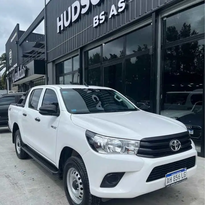 Toyota Hilux 4x4 at
