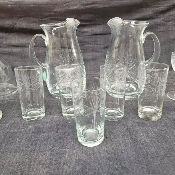 Vasos y jarras de vidrio cristal