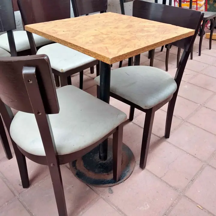 Sillas originales la góndola y mesa 40x40 hay 4 trío