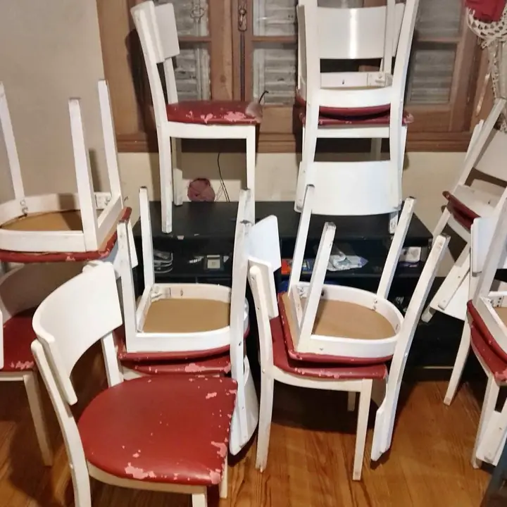 Lote de 36 sillas a retapizar firmes ajustables y sanas
