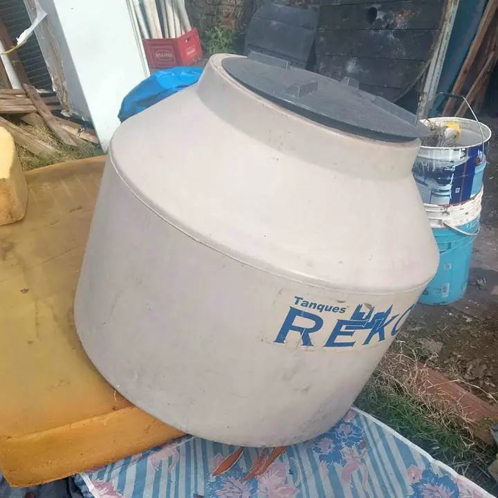 Tanque de agua liquido pequeño fisura se repara
