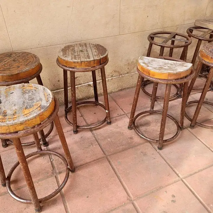 Banqueta de hierro y madera rústico