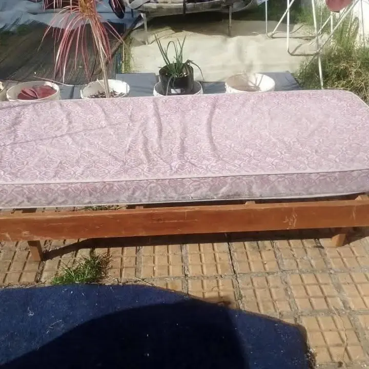 Cama con colchón de espuma 1 plaza