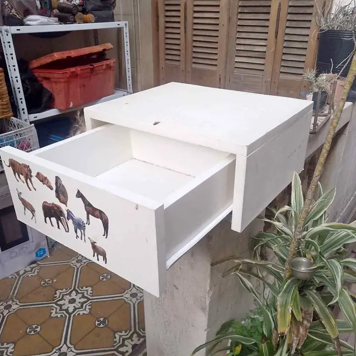 Estante con cajón flotante