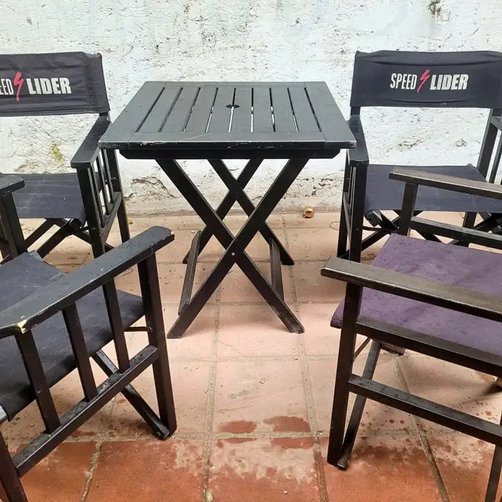 Mesa plegable y sillas liquido