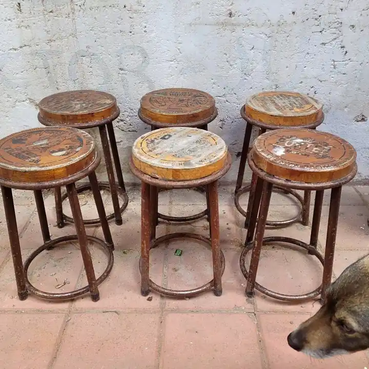 Banqueta de hierro y madera rústica