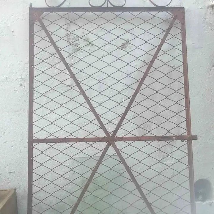 Puerta antigua de gallinero 180x095