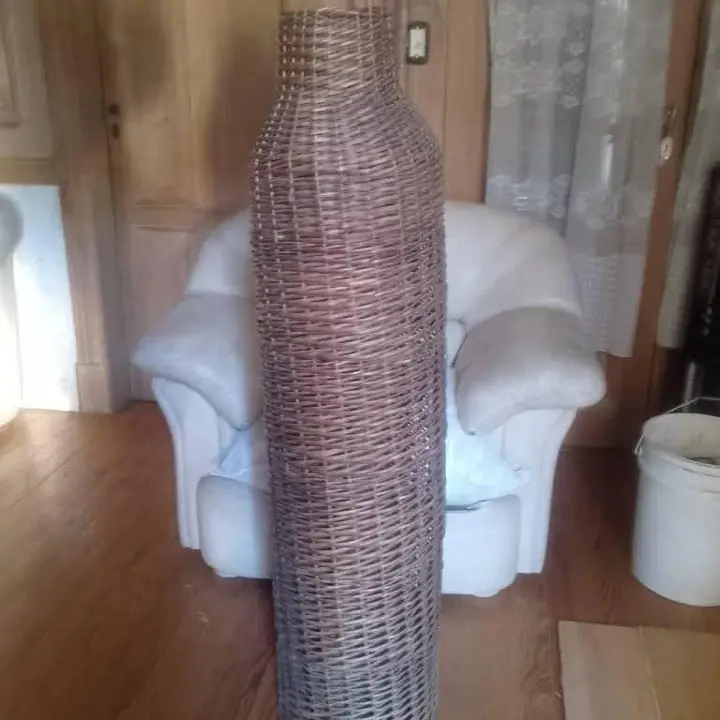 Florero de mimbre alto