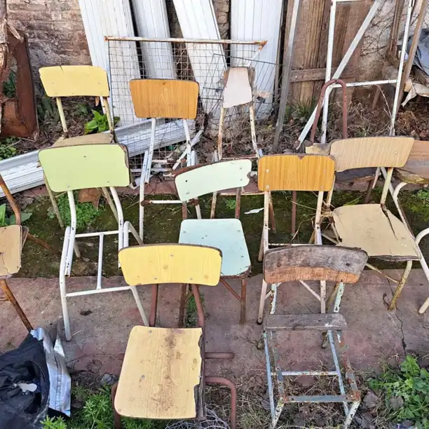 12 Sillas de colegio estructuras sanas