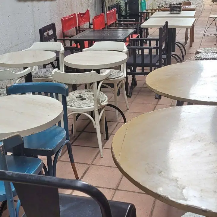 LIQUIDO Mesas y sillas para bar gastronomía