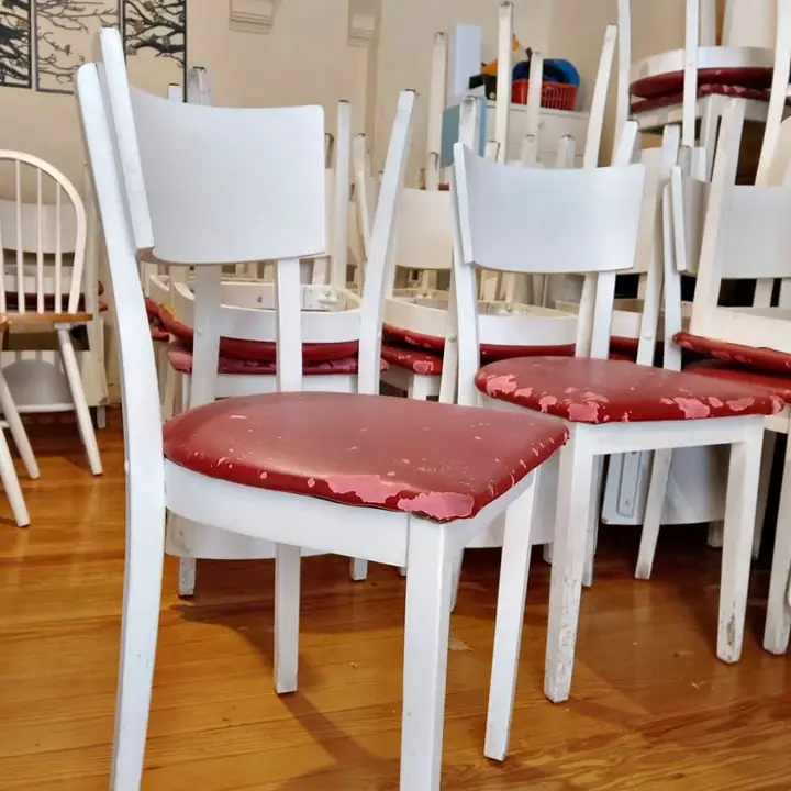 36 Sillas para bar en muy buenas condiciones a retapizar