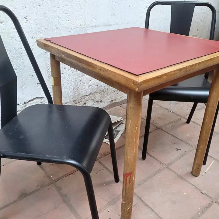 Mesas y sillas para bar