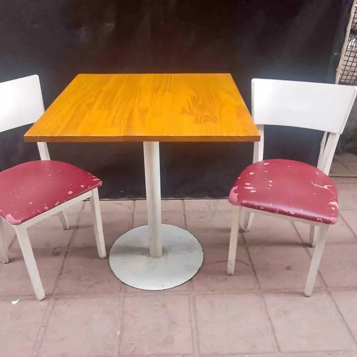Sillas y mesas de bar hay 20 mesas 40 sillas