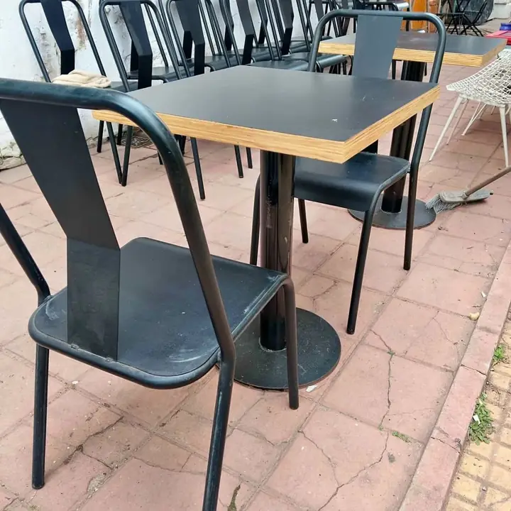 Sillas de chapa modernas y mesa de pie central
