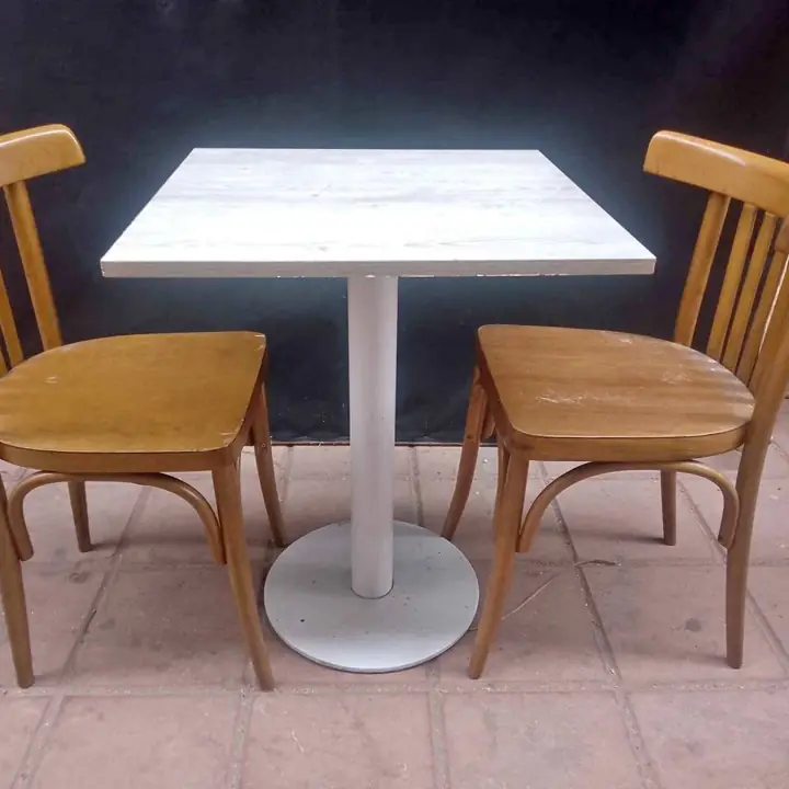 5 Juego de sillas bar Thonet y mesa 60x60