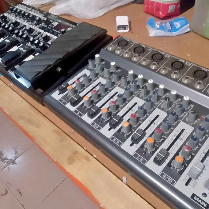 Consola beringer xenix 1002 mezcladora y pedalera boss me 70