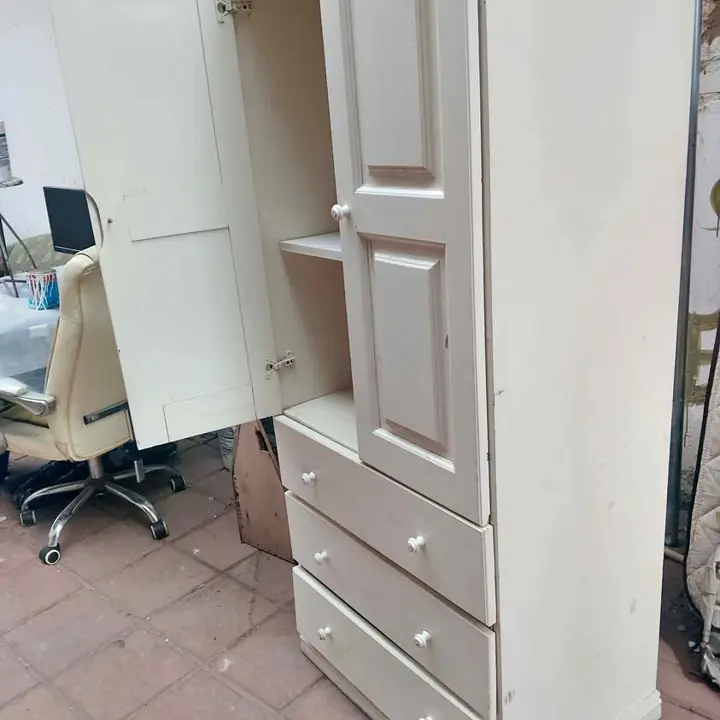 Ropero de pino detalle puerta