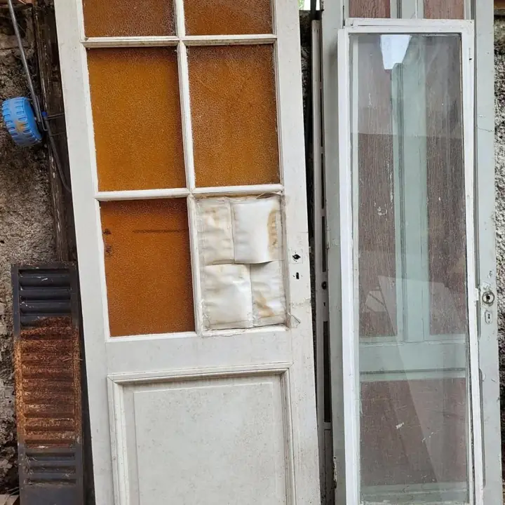 Puerta de vidrio repartido
