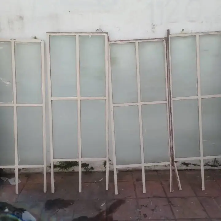 Mampara de hierro T hojas de ventanas cada una hierro y vidrio antiguo