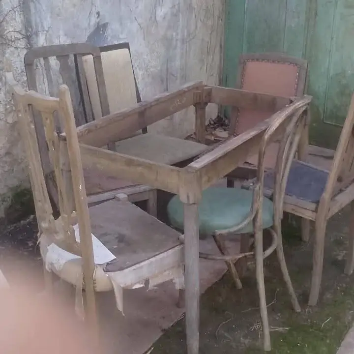 Mesa americana firme y sillas antiguas a reparar